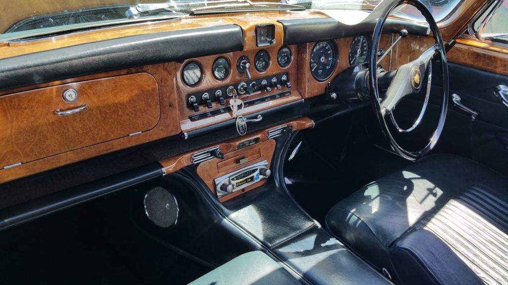1967 Jaguar 420 dashboard